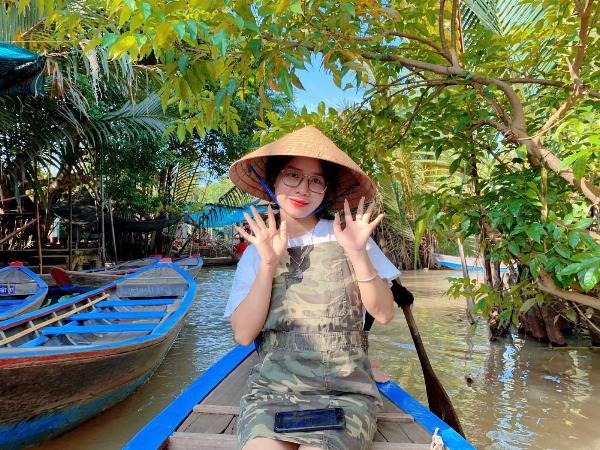 Chèo Xuồng Trong Rạch Dừa Nước